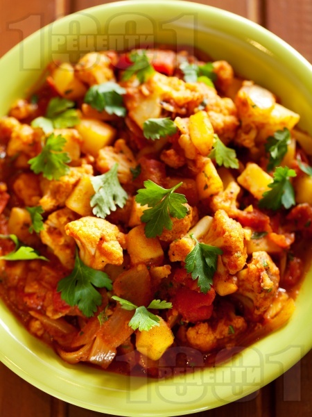 Вегетарианско къри от карфиол и картофи с домати, лук и кимион (Aloo Gobi Masala) - снимка на рецептата